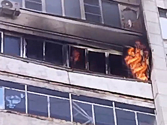 В соцсетях появилось видео пожара в многоэтажке у школы № 87 в Воронеже