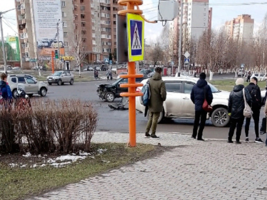 Автомобиль оставил бампер на асфальте в результате аварии в кузбасском городе.