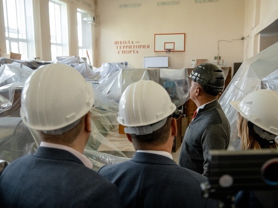Губернатор Старовойт проверил ход ремонта школы в Мантуровском районе