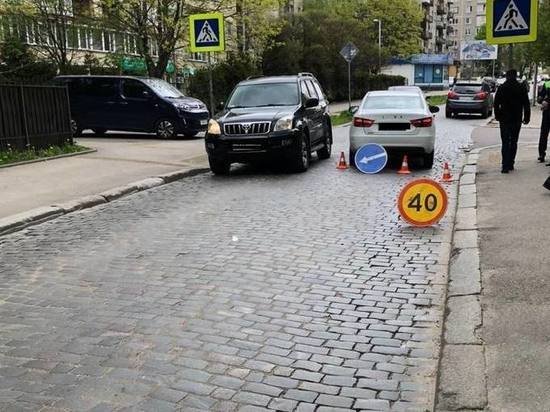 В Калининграде пешеход упал под машину, переходя дорогу