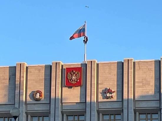 Неизвестный забрался на флагшток на здании правительства Ленобласти