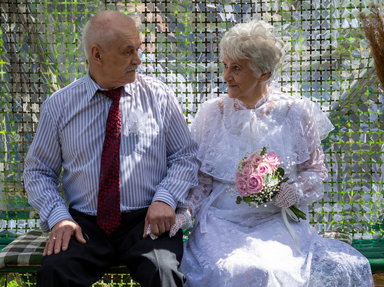 В курском пансионате сыграли свадьбу 69-летний жених и 84-летняя невеста