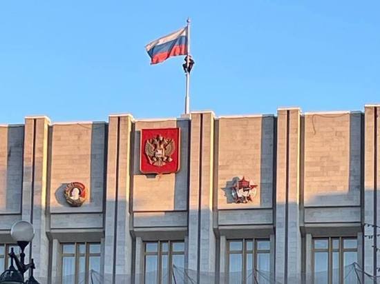 Неизвестный забрался на флагшток на здании правительства Ленобласти
