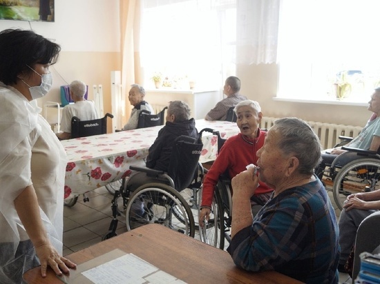 Об обслуживании маломобильных граждан шла речь в Кызылском доме-интернате