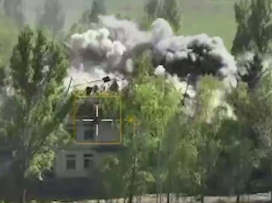 Военкоры показали удар ВСУ гаубицами НАТО по школе и жилым домам