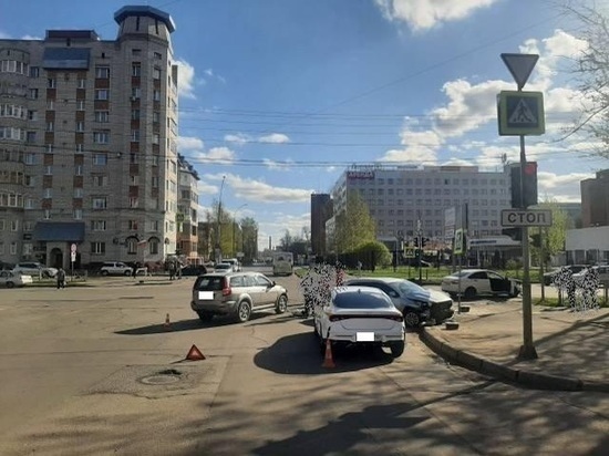 Водитель, проехавший на красный сигнал светофора, устроил ДТП с двумя пострадавшими в Вологде