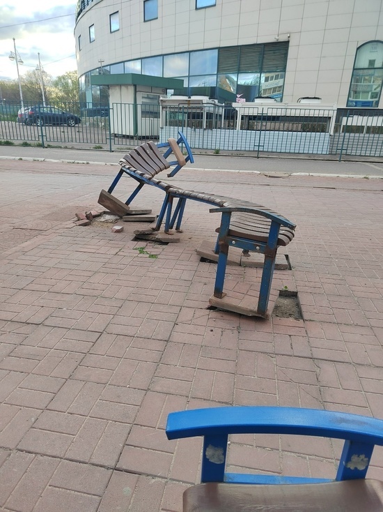 Вандалы сломали скамейку на главной пешеходной улице Твери