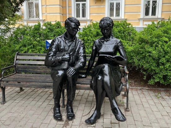 Памятник Шурику и Лидочке у здания РГУ перекрасили в чёрный цвет