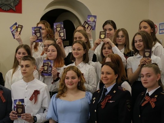 В Орле 15 школьников получили паспорта в военно-историческом музее