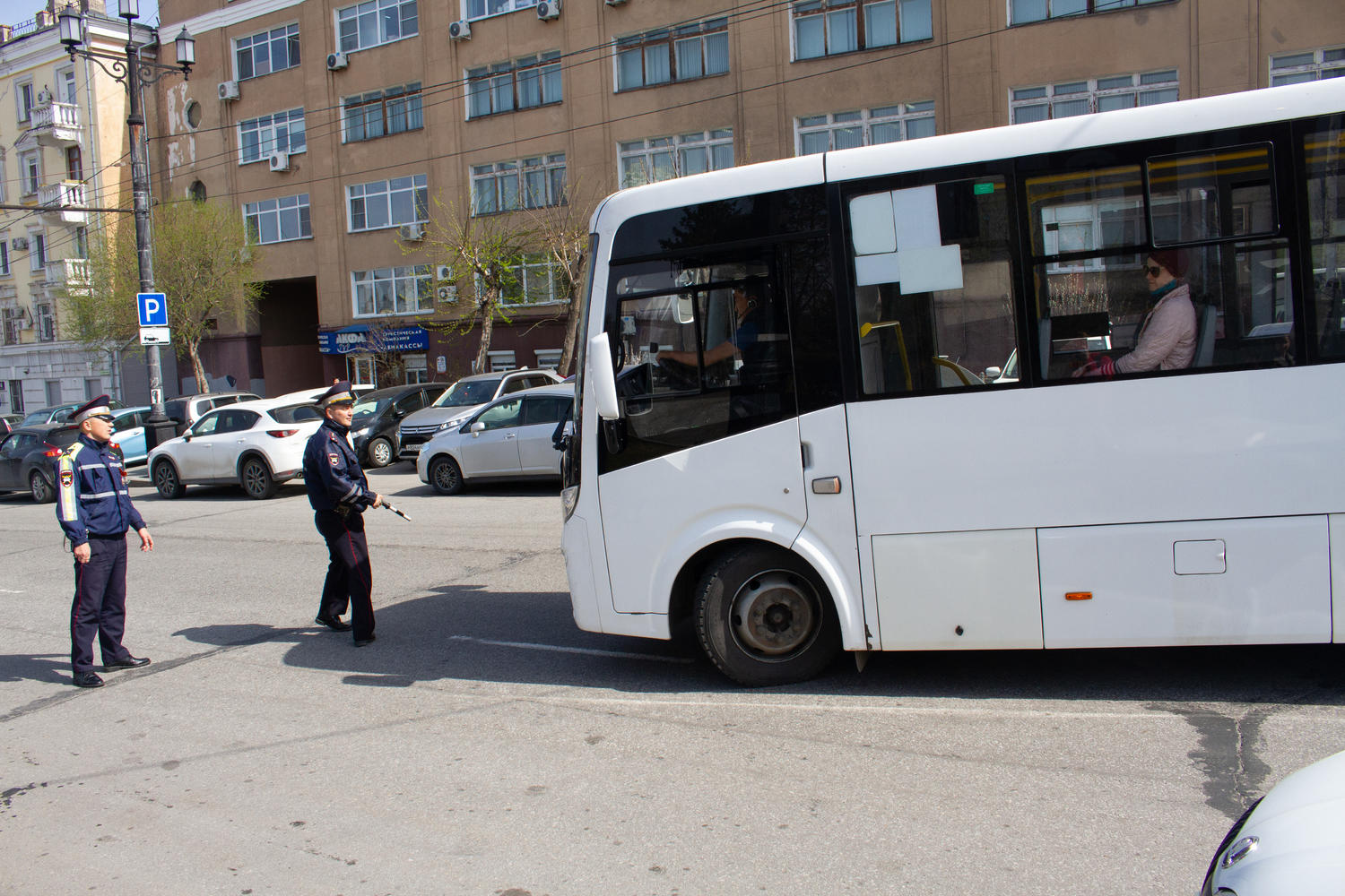 Волонтеры и сотрудники полиции раздали Георгиевские ленточки в Хабаровске -  МК Хабаровск