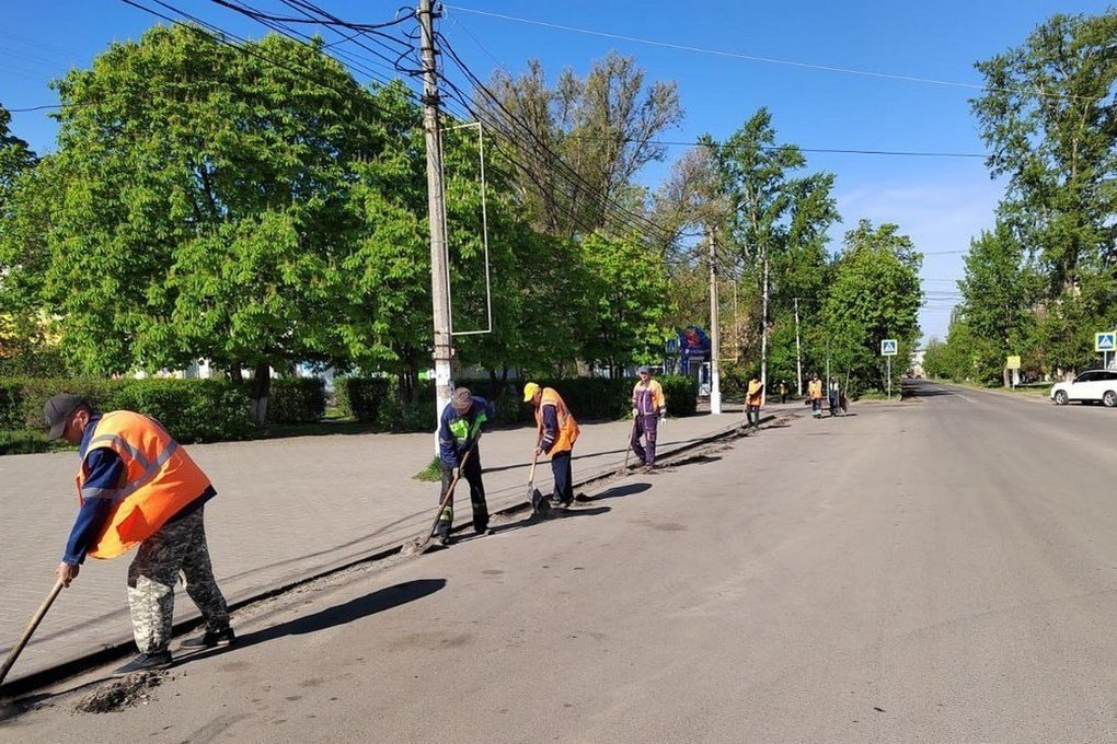 Порядок улица. Уборка улиц. Убирает улицу. Улица дорожников, 5. Пешеход на тротуаре.