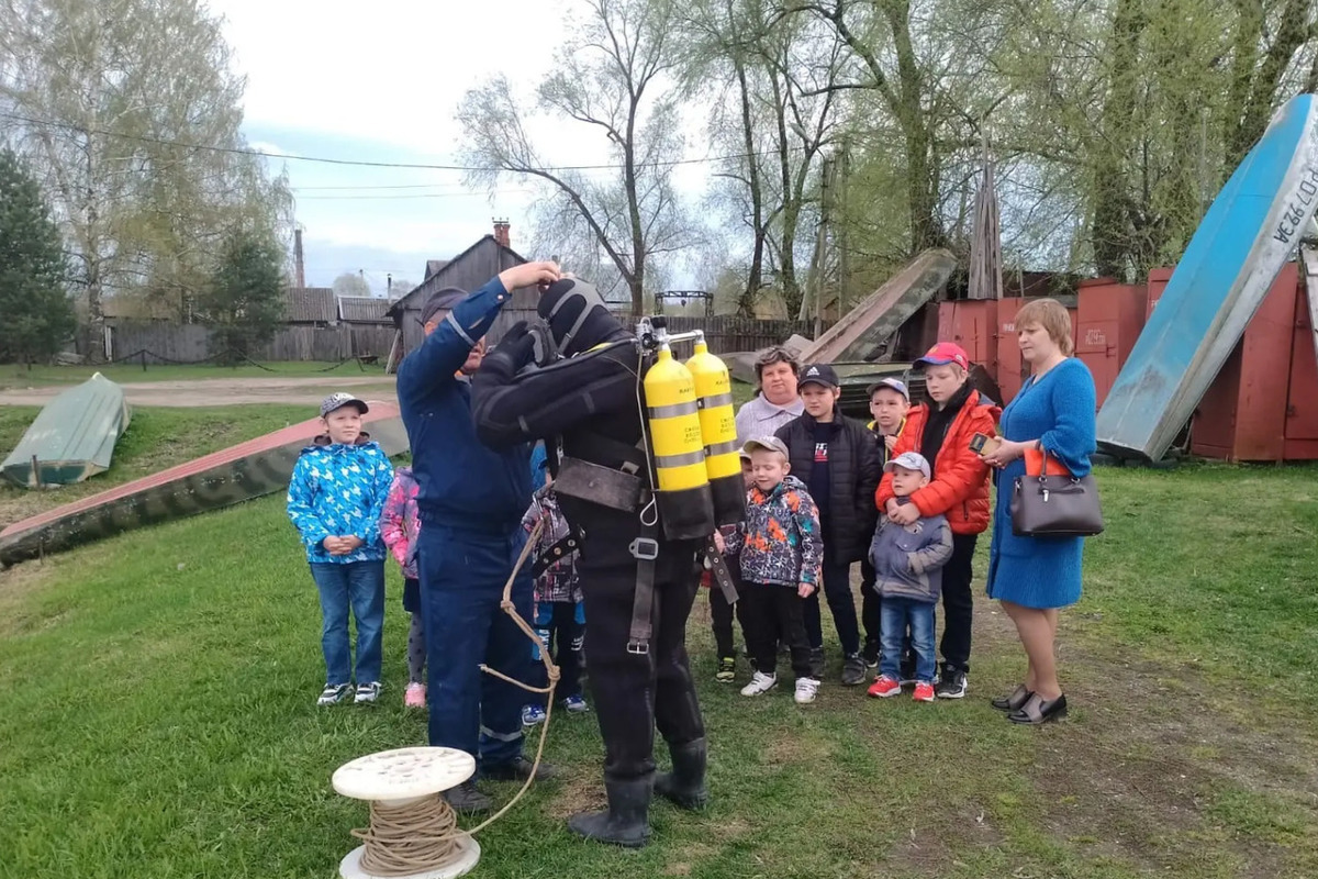 Спасатели Костромы провели мастер-класс для детей в социально-реабилитационном центре