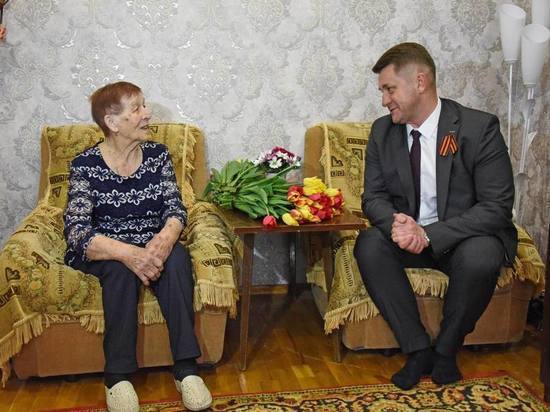 Мэр Валентин Демидов поздравил белгородку с 95-летием