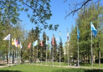 Ровно год назад в Сквере породнённых городов, расположенном на набережной реки Великой в Пскове, начали срезать металлические флагштоки, а затем со столбов пропали все флаги городов-побратимов