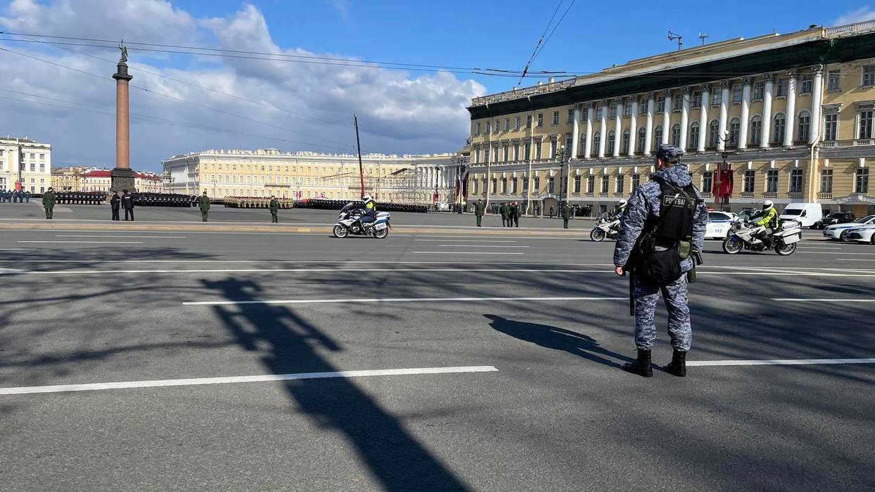 Туристы на Дворцовой площади