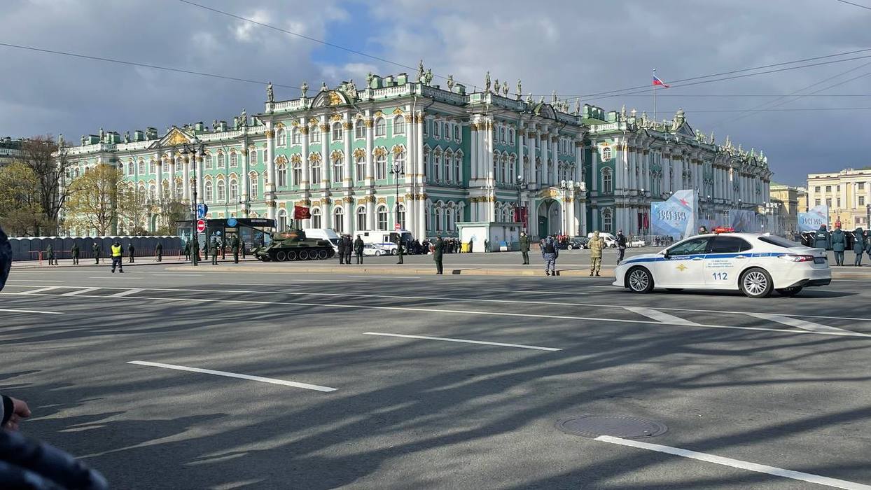 Туристы и центр без машин: в районе Дворцовой площади началась репетиция парада Победы