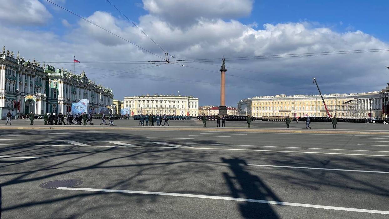 Туристы на Дворцовой площади