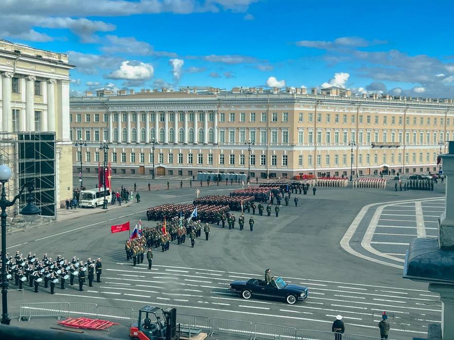 Посетители Эрмитажа увидели первую репетицию парада Победы на Дворцовой