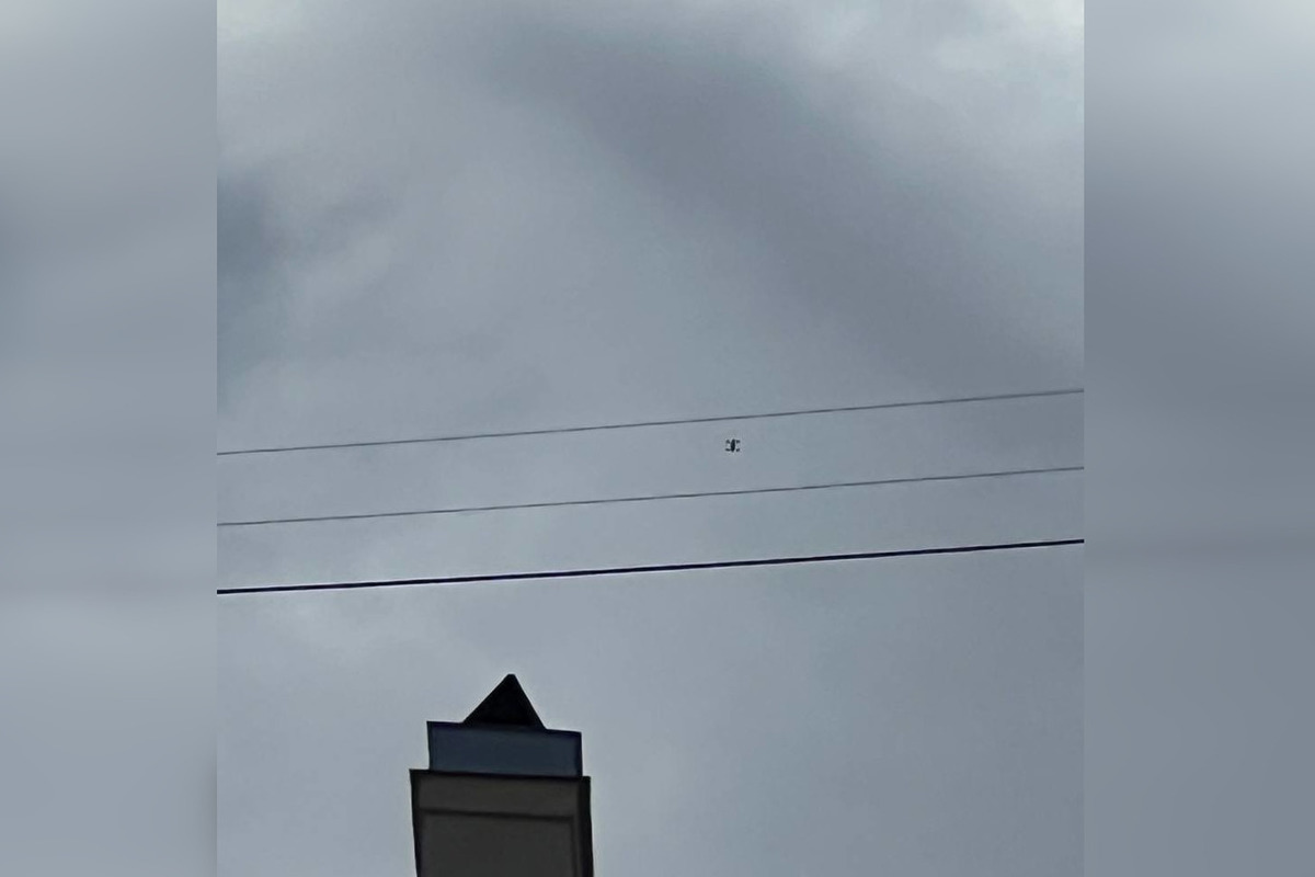 Беспилотник в спб на пискаревском. Беспилотник над Санкт Петербургом. Дрон пролетающий над красной площадью. Дрон пролетел. Заметили беспилотник.