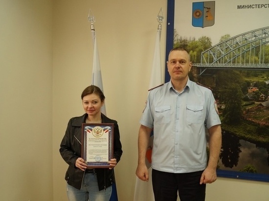 Жительница Боровичей спасла пенсионерку от телефонных мошенников