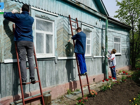Администрация Орла помогает семье участника СВО обновить внешний вид дома