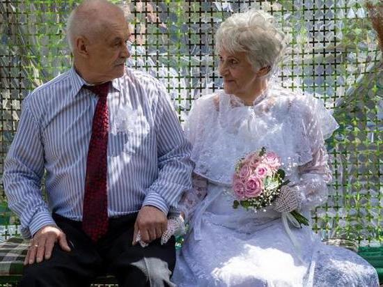 Несмотря ни на что: в соседнем с Орловщиной Курске сыграли свадьбу 85-летняя невеста и 69-летний жених