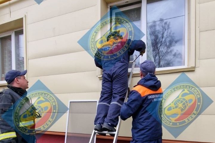 Спасатели в Южно-Сахалинске обнаружили тело женщины в запертой квартире