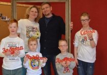 В Томске семья Халиных приняла трёх детей с синдромом Дауна