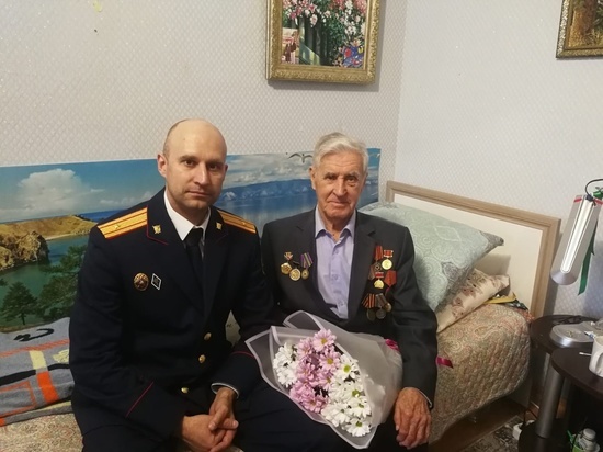 В Губкинском следователи поздравили ветерана ВОВ с наступающим 9 Мая