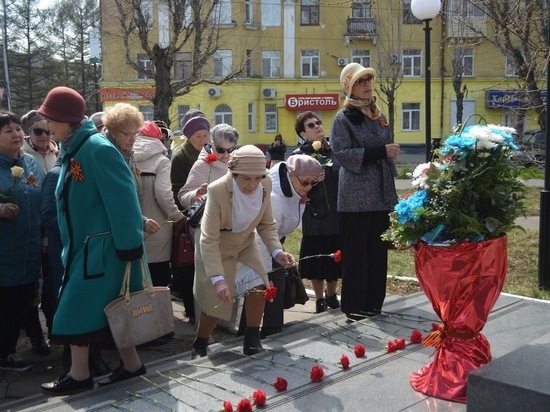 Комсомольчане возложили цветы к памятнику Герою Советского Союза Алексею Маресьеву
