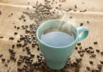 Добавление щепотки соли после помола в кофе устранит горечь и улучшит вкус напитка
