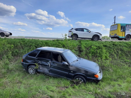 20-летняя автоледи под Воронежем столкнулась с иномаркой и «отправила» в больницу трех человек