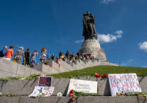 Полиция Берлина сообщила о запрете использования 8 и 9 мая российских и украинских флагов у советских военных мемориалов в Трептов-парке, Тиргартене и парке Шёнхольцер-Хайде