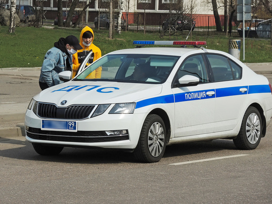 Водитель Lada Granta протаранил машину ДПС в Домодедово