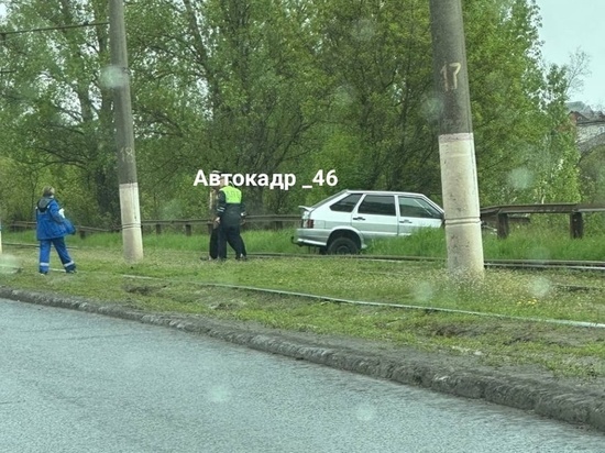 В Курске на Запольной легковушка вылетела на трамвайные пути