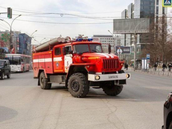 В Омске пожар на свалке может перекинуться на здание