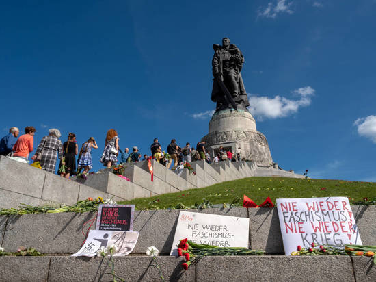 Полиция запретила использовать у монументов в Берлине флаги, военные марши и актуальные лозунги