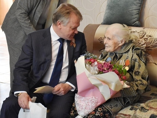Глава города Пензы навестил с поздравлениями ветерана ВОВ Евдокию Шампарову