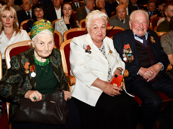 Губернатор Орловской области поздравил ветеранов с наступающим Днём Победы