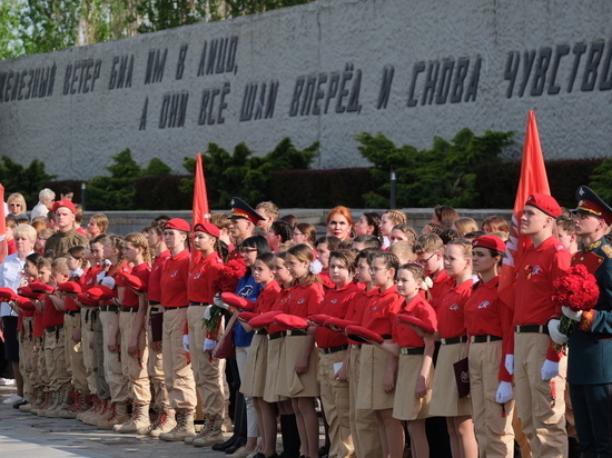 В Волгограде еще 500 школьников стали юнармейцами на Мамаевом кургане