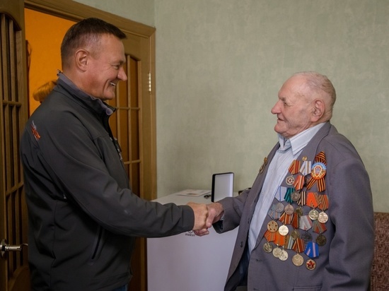Роман Старовойт поздравил курского ветерана Георгия Свинарева с 97-летием