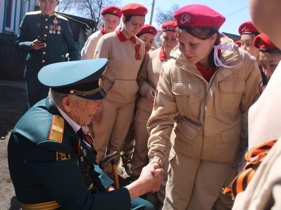 В Кызыле прошёл парад для фронтовика Георгия Абросимова