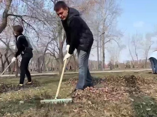 Михаил Котюков помог горожанам навести чистоту в сквере на Покровке