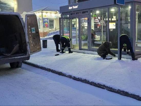 В Норильске начали красить остановки, несмотря на снег и морозы