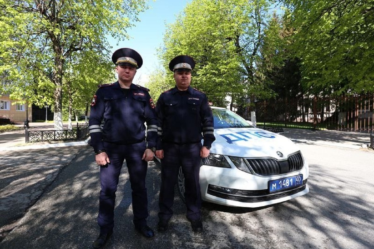 В Калуге инспекторы ДСП помогли попасть в больницу мальчику со сломанной  ногой - МК Калуга