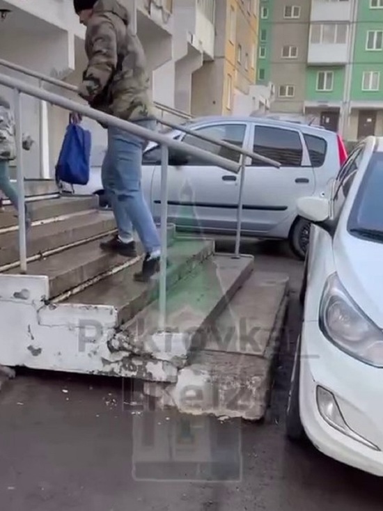 В Красноярске жители многоэтажки намеренно перегораживают крыльцо частного детсада своими машинами