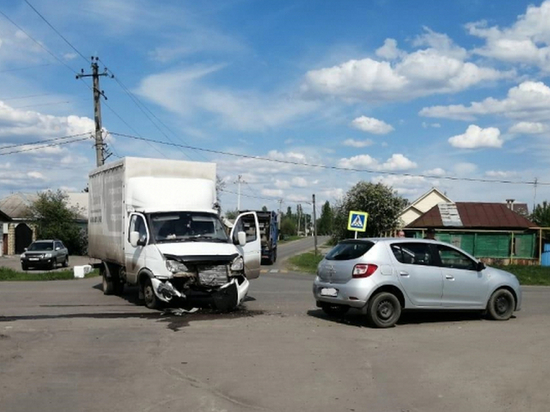 Два человека попали в больницу в результате ДТП грузовика с иномаркой под Воронежем
