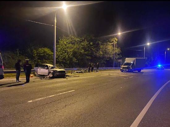 На трассе в Туапсинском районе при столкновении 2 иномарок погибли водитель и пассажир