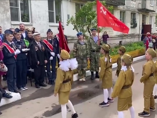 В Орле перед окнами фронтовика Виктора Шигина провели парад Победы
