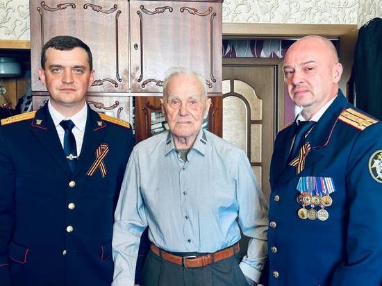 Новгородские следователи поздравили 100-летнего ветерана-танкиста с Днем Победы